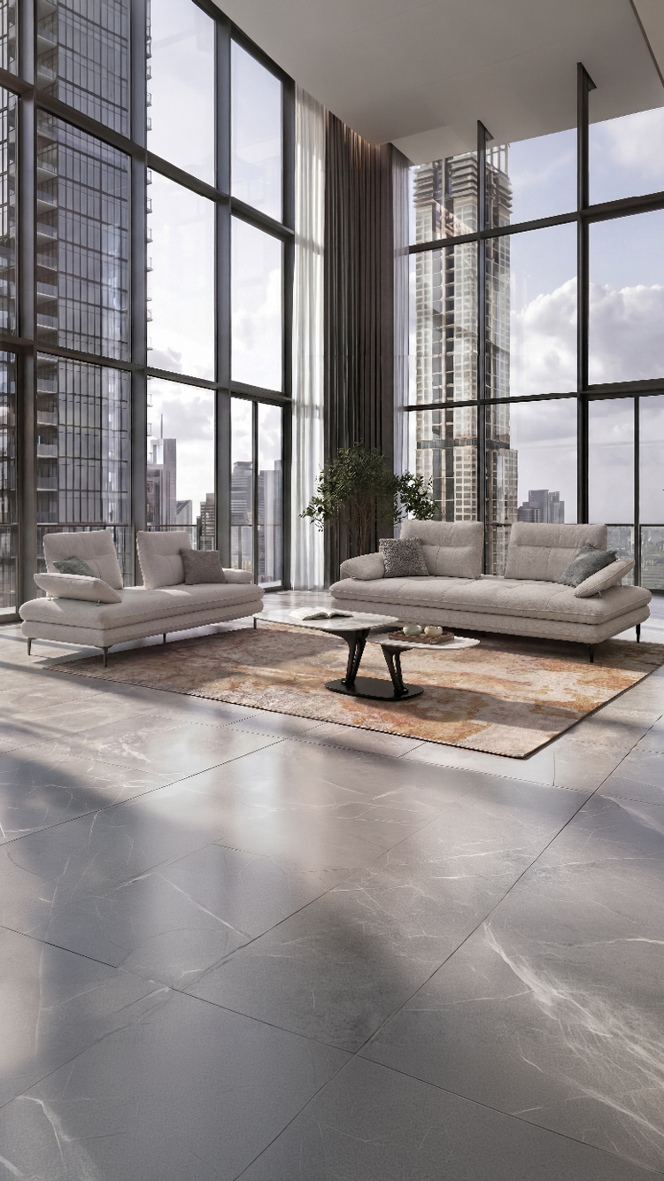 Un salon moderne avec de grandes fen tres du sol au plafond offrant une vue sur des gratte-ciel, deux canap s beiges, une table basse noire et un tapis aux tons chauds. Description g n r e par IA