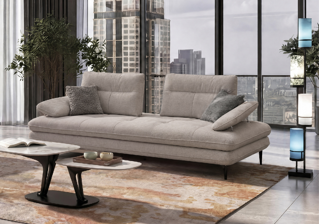Un salon moderne avec un canap beige, un tapis vert et beige, une table basse en bois, une lampe sur pied   deux abat-jours color s et une grande baie vitr e donnant sur une vue sur l'eau.  Description g n r e par IA