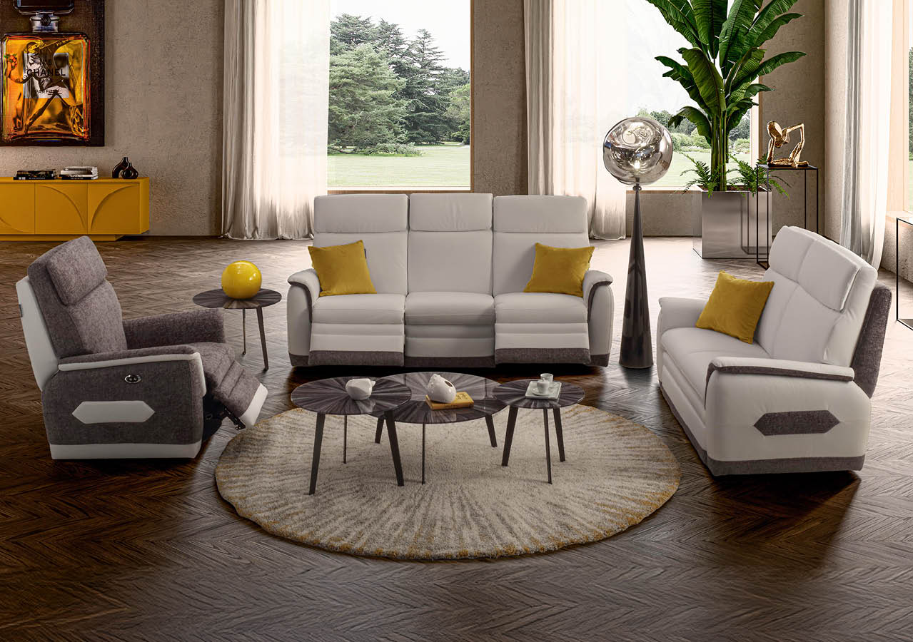 Un salon moderne avec un canap blanc, deux fauteuils assortis, une table basse ronde sur un tapis circulaire, des coussins jaunes, une grande plante verte, une lampe sur pied et une grande fen tre laissant entrer la lumi re naturelle.  Description g n r e par IA