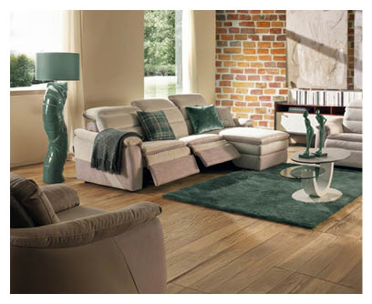 Salle  manger moderne avec une table en bois clair entour e de quatre chaises rembourr es sur un tapis vert et beige, avec une grande baie vitr e donnant sur une piscine ext rieure.  Description g n r e par IA