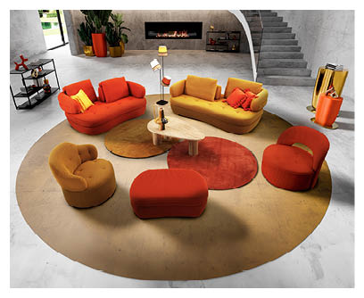 Un salon moderne avec deux canap s en cuir marron, un fauteuil assorti, une table basse noire sur un tapis bleu, deux poufs, une lampe sur pied et une grande baie vitr e donnant sur un jardin avec piscine. Description g n r e par IA