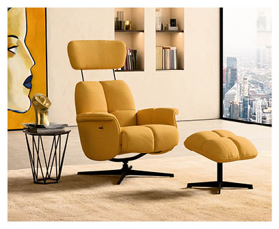 Canap d'angle beige avec coussins d coratifs et table basse en bois avec objets d coratifs dans un int rieur moderne.  Description g n r e par IA