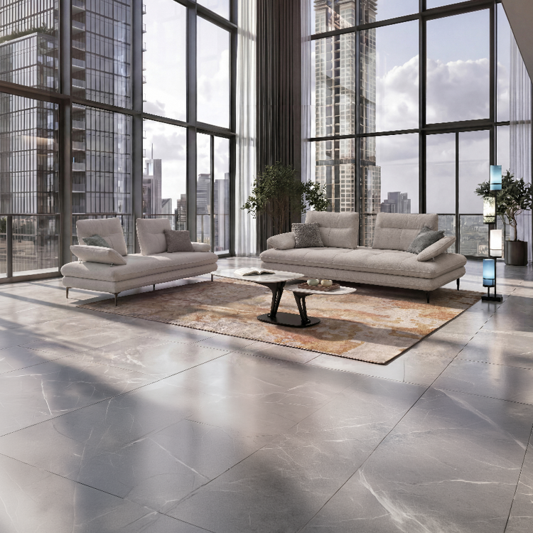Un salon moderne avec un canap beige, un fauteuil vert, une table basse ovale, un tapis vert et une grande fen tre donnant sur une vue sur l'eau.  Description g n r e par IA