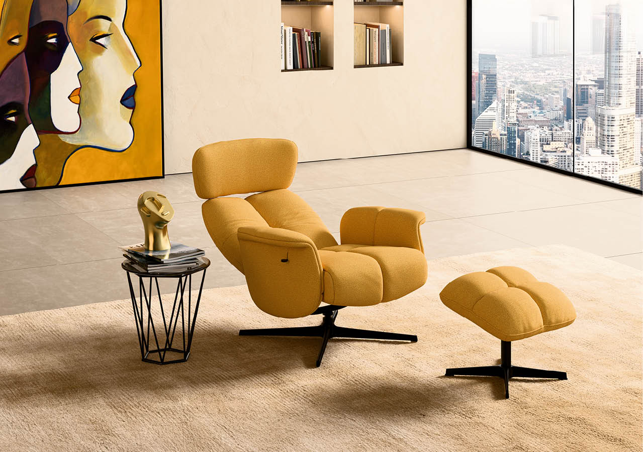 Fauteuil et repose-pieds jaunes modernes sur un tapis beige avec une petite table noire portant une sculpture dor e dans un salon lumineux avec une grande fen tre donnant sur une ville et une peinture murale color e. Description g n r e par IA