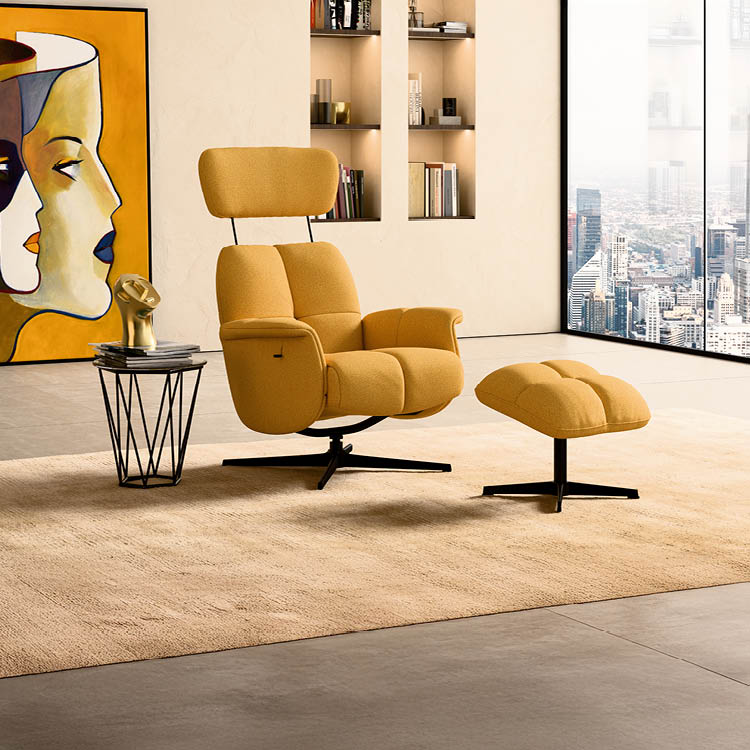 Fauteuil et repose-pieds jaunes modernes dans un salon lumineux avec une grande fen tre donnant sur une vue urbaine, une table d'appoint noire avec une sculpture dor e et un tableau color repr sentant des visages stylis s.  Description g n r e par IA
