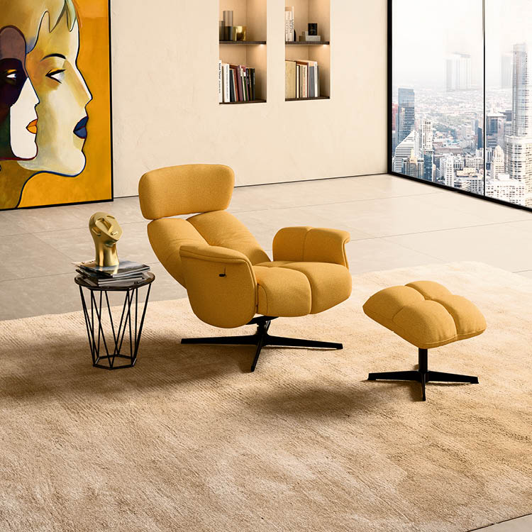 Un fauteuil et un repose-pieds orange sont plac s sur un tapis beige dans un salon moderne avec une grande baie vitr e offrant une vue sur la ville et une table d'appoint noire avec une sculpture dor e et des livres. Description g n r e par IA