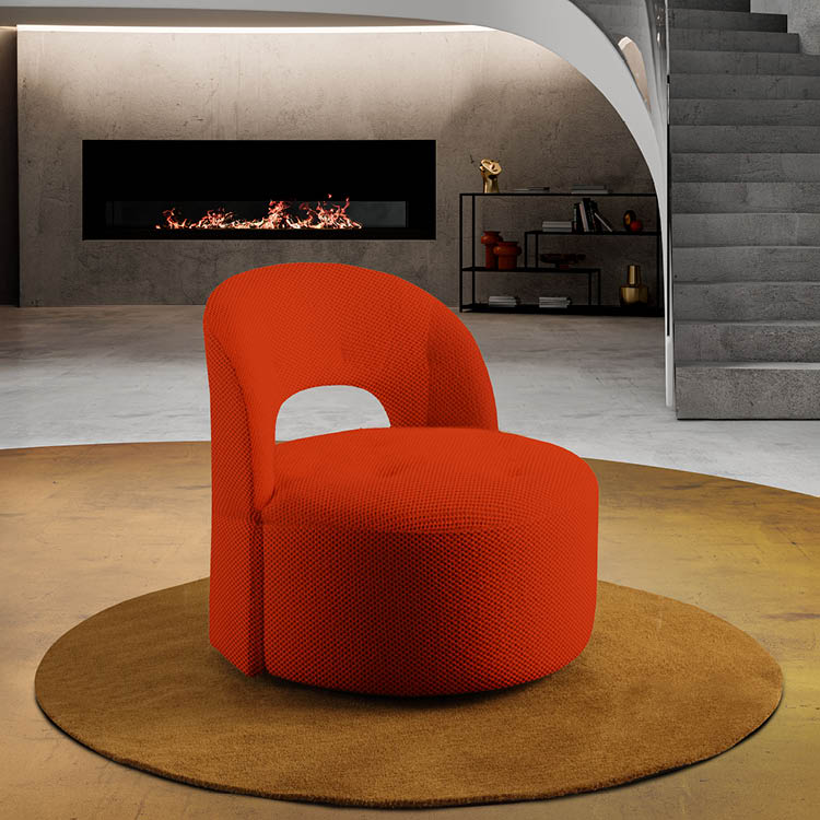 Fauteuil orange moderne pos sur un tapis rond marron dans un int rieur contemporain avec une chemin e encastr e et un escalier en b ton.  Description g n r e par IA