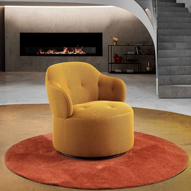 Fauteuil jaune textur plac  sur un tapis rond rouge dans un int rieur moderne avec une chemin e encastr e et un escalier en b ton.  Description g n r e par IA