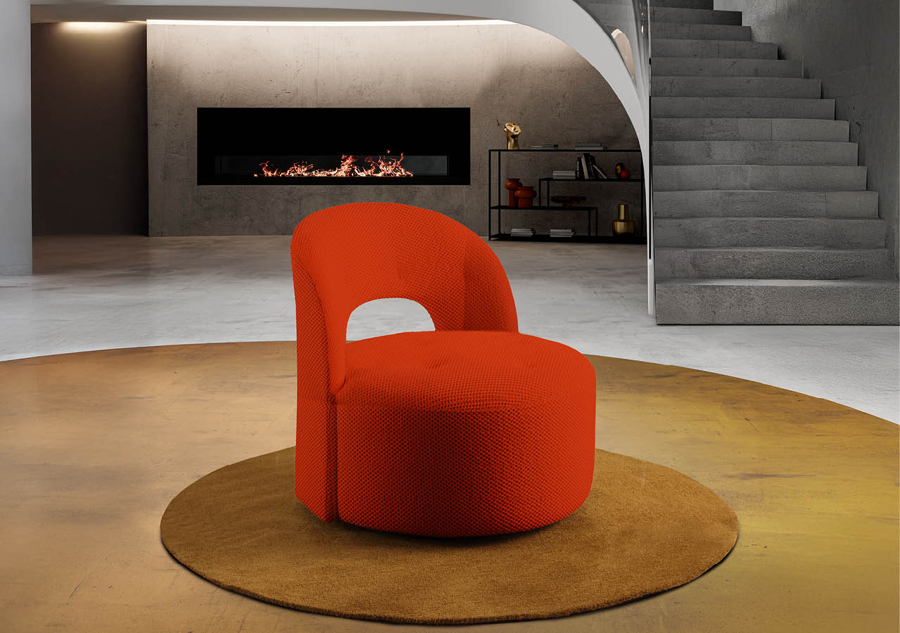 Fauteuil rouge moderne pos sur un tapis rond marron dans un int rieur contemporain avec un escalier en b ton et une chemin e encastr e.  Description g n r e par IA