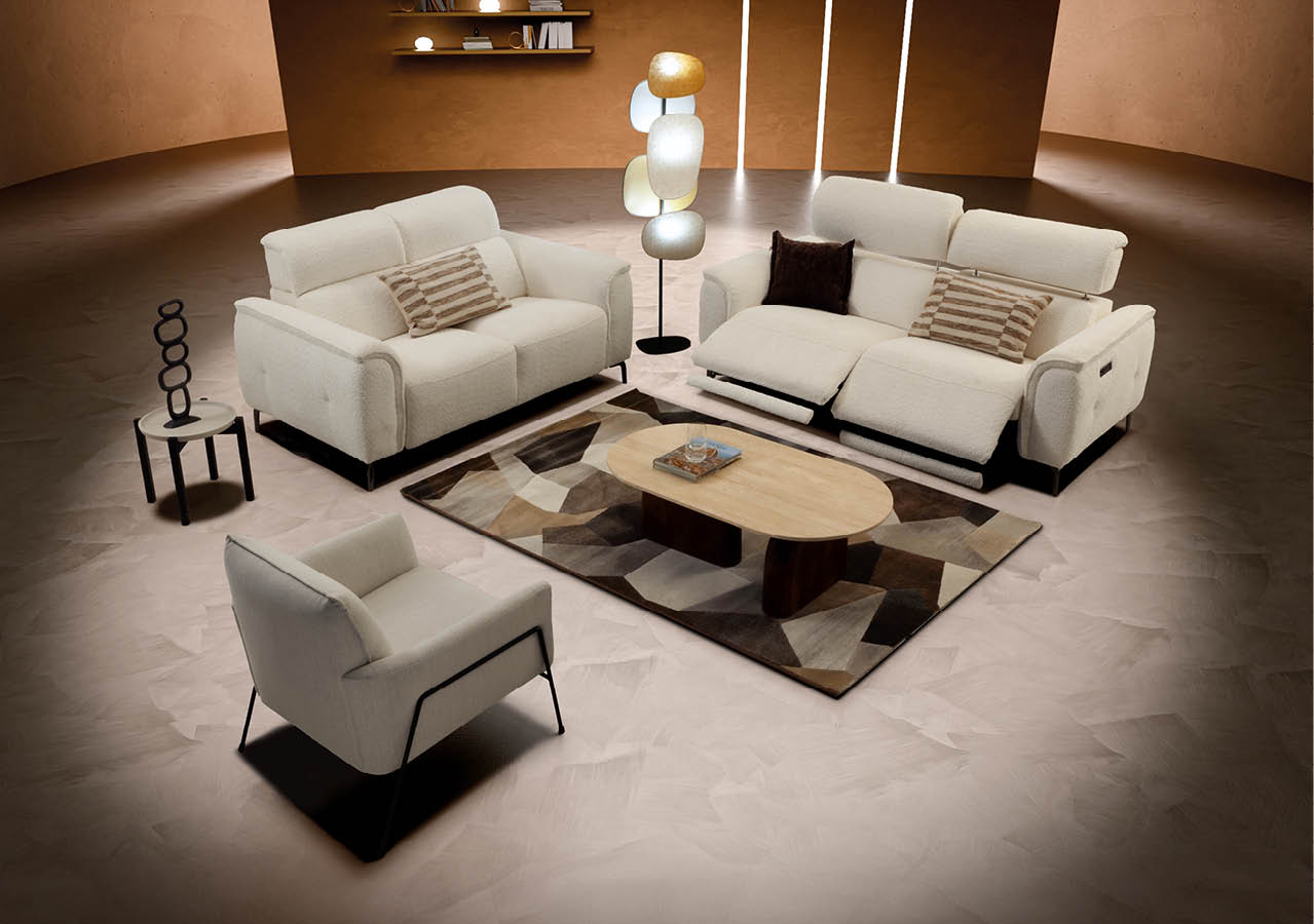 Un salon moderne avec deux canap s blancs, un fauteuil assorti, une table basse ovale en bois, un tapis g om trique et une lampe sur pied design. Description g n r e par IA
