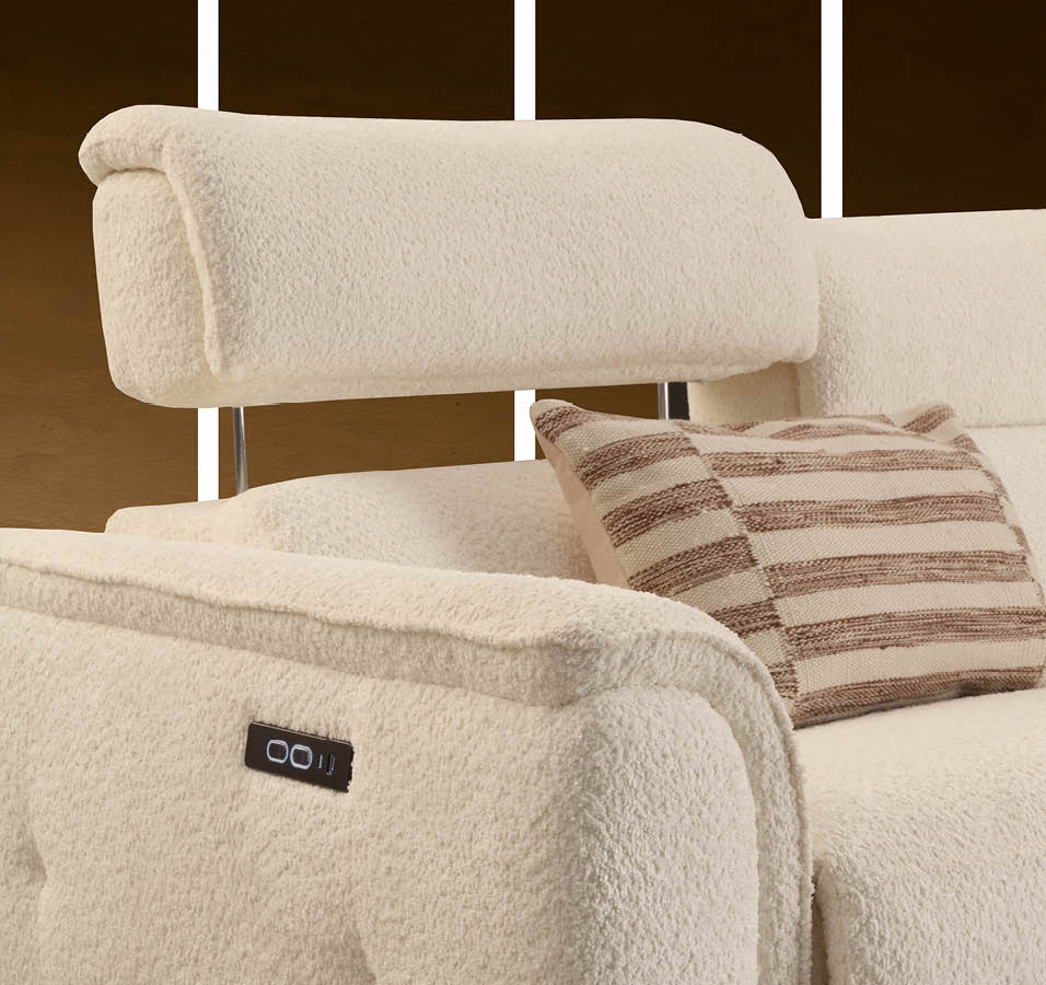 Canap beige en tissu boucl  avec un coussin ray  beige et marron pos  dessus et un appui-t te ajustable.  Description g n r e par IA