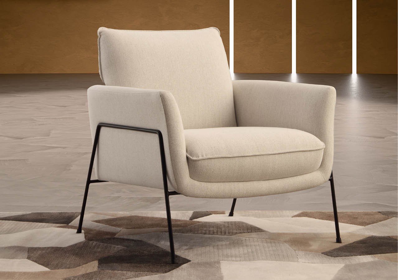 Fauteuil beige au design moderne avec structure m tallique noire pos sur un tapis aux motifs g om triques dans une pi ce aux murs marron clair.  Description g n r e par IA