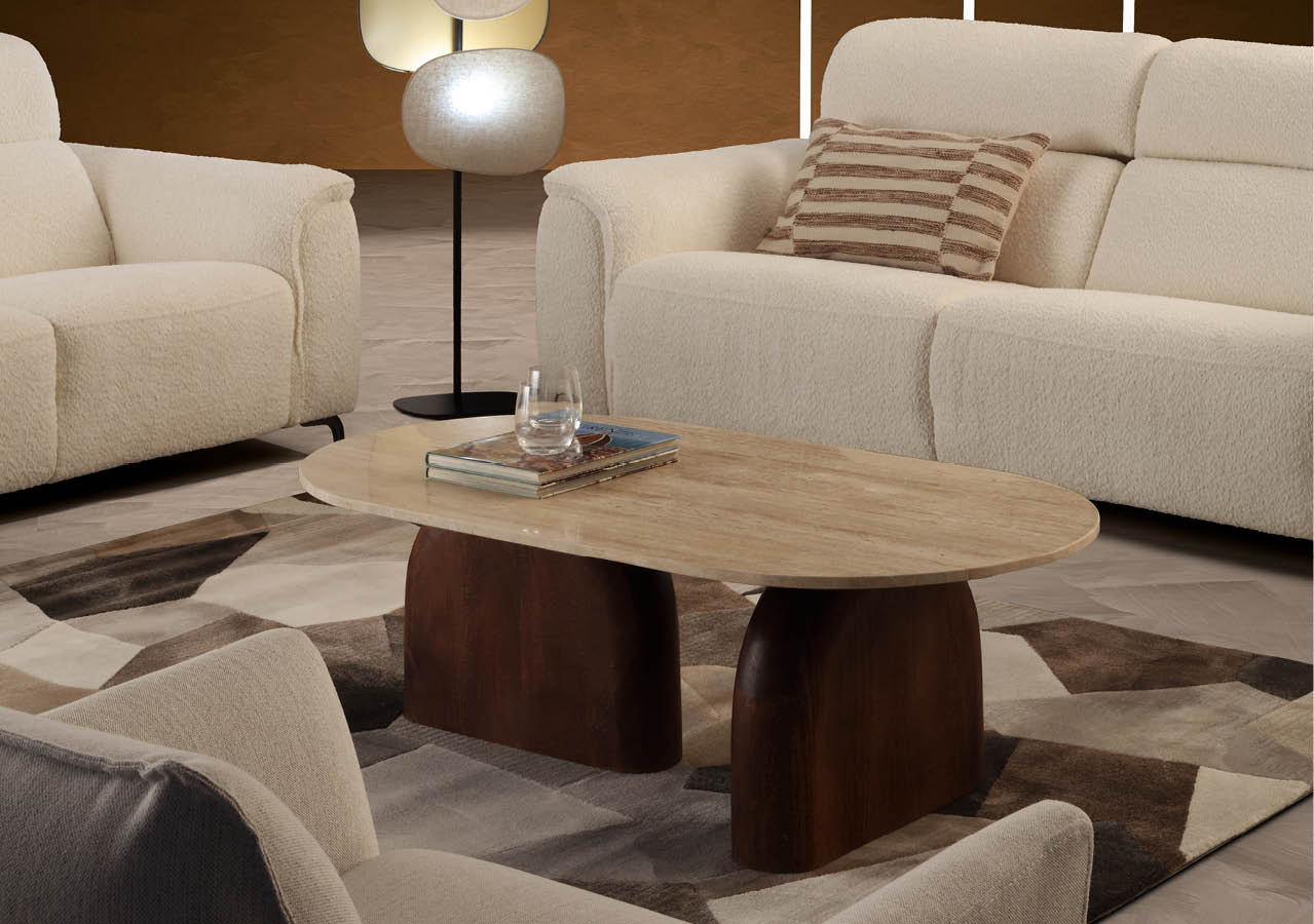 Salon moderne avec deux canap s beige, une table basse ovale en bois fonc et clair, un tapis g om trique et une lampe sur pied.  Description g n r e par IA