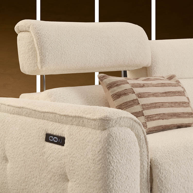 Canap beige en tissu boucl  avec un coussin ray  beige et marron pos  dessus et un appui-t te r glable.  Description g n r e par IA