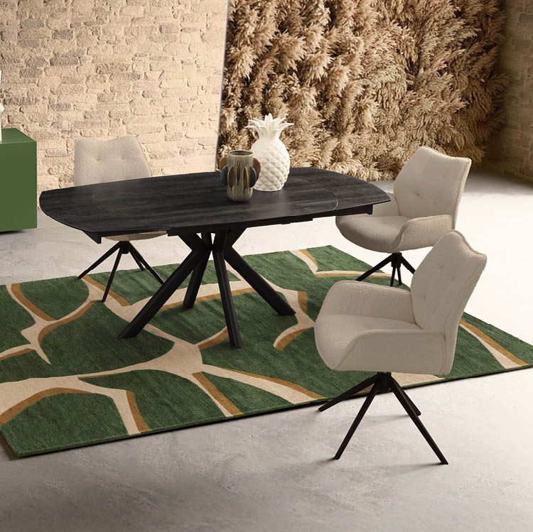 Une table noire moderne avec quatre chaises rembourr es beige est pos e sur un tapis vert  motifs g om triques dans une pi ce aux murs en briques claires.  Description g n r e par IA