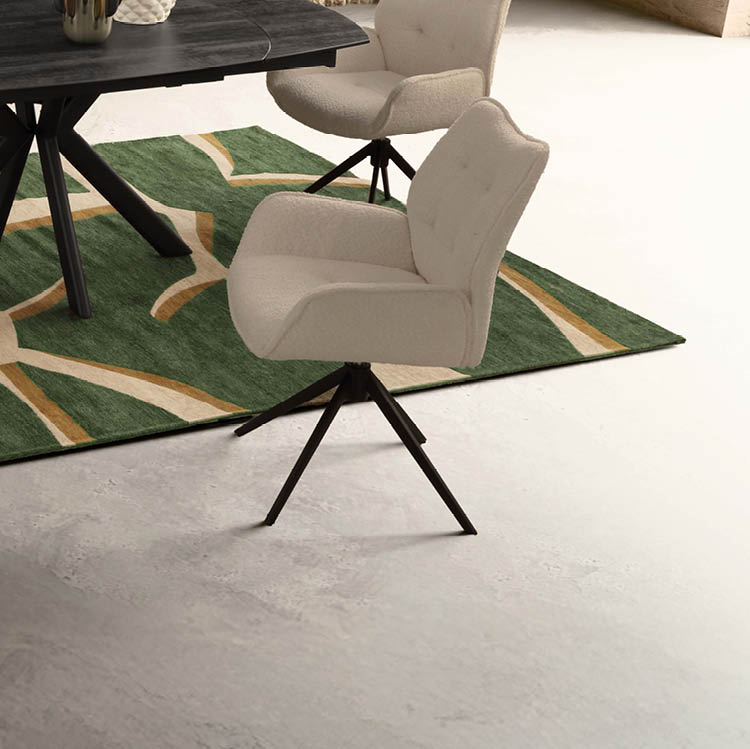 Deux fauteuils modernes en tissu beige avec pieds en m tal noir sont plac s sur un tapis vert  motifs g om triques dans un espace lumineux au sol clair.  Description g n r e par IA