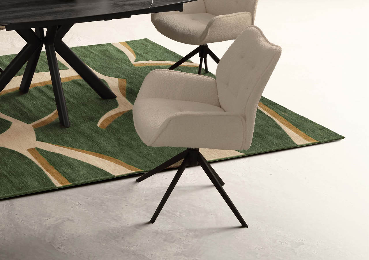 Chaise de bureau beige avec pieds en m tal noir pos e sur un sol clair  c t  d'un tapis vert   motifs beige et marron.  Description g n r e par IA