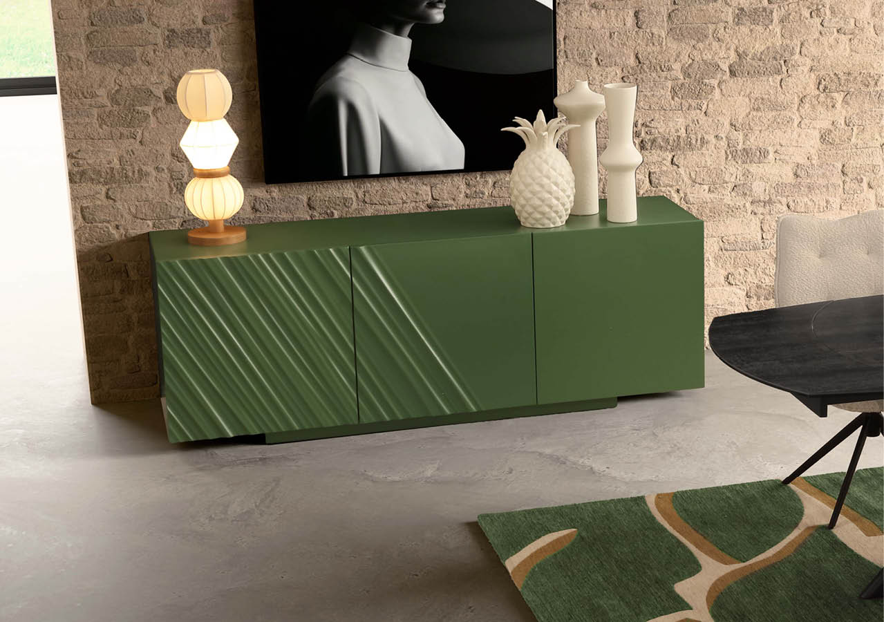 Un meuble bas vert avec des motifs diagonaux est pos contre un mur en briques   c t  d'une table noire avec un tapis vert   motifs beige en dessous.  Description g n r e par IA