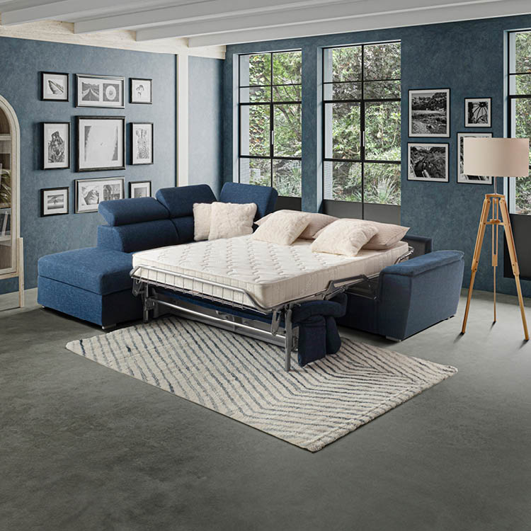 Canap -lit bleu avec coussins beiges d pli dans un salon moderne avec tapis ray , lampadaire sur tr pied et murs d cor s de cadres photos en noir et blanc.  Description g n r e par IA