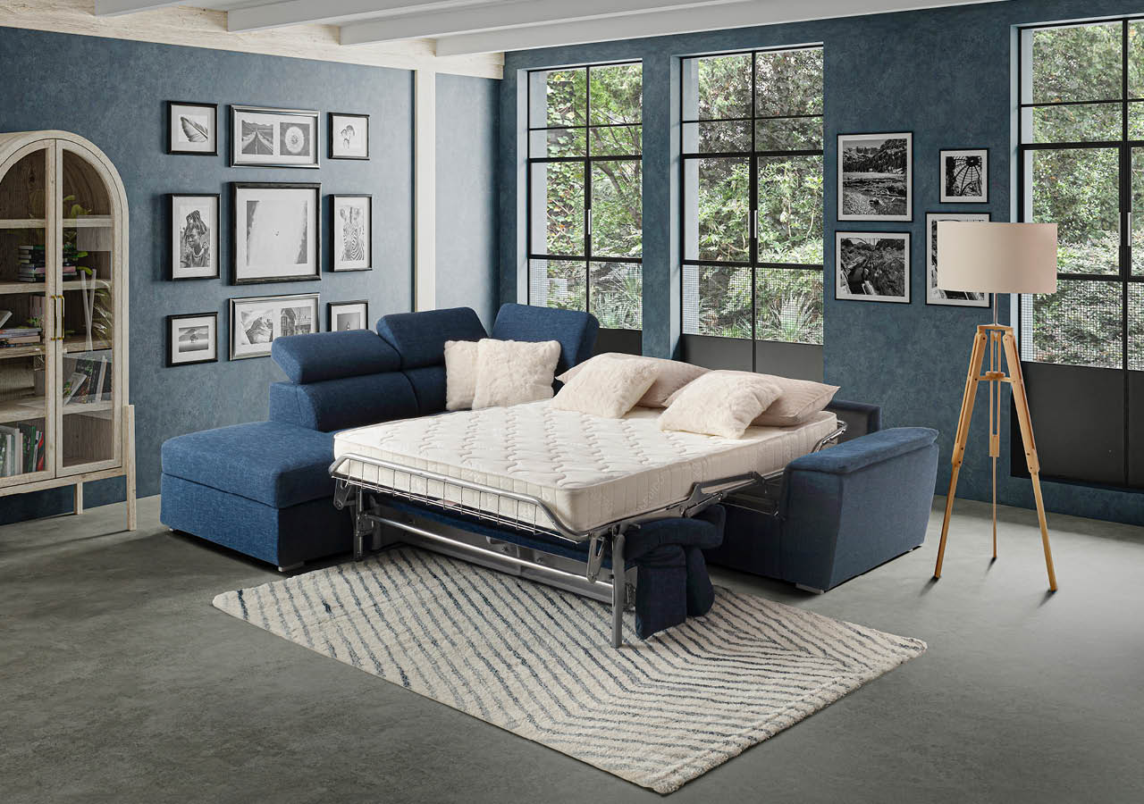 Canap -lit bleu avec matelas d pli dans un salon moderne d cor  de cadres photo noirs et blancs, d'une lampe sur tr pied et d'une biblioth que.  Description g n r e par IA