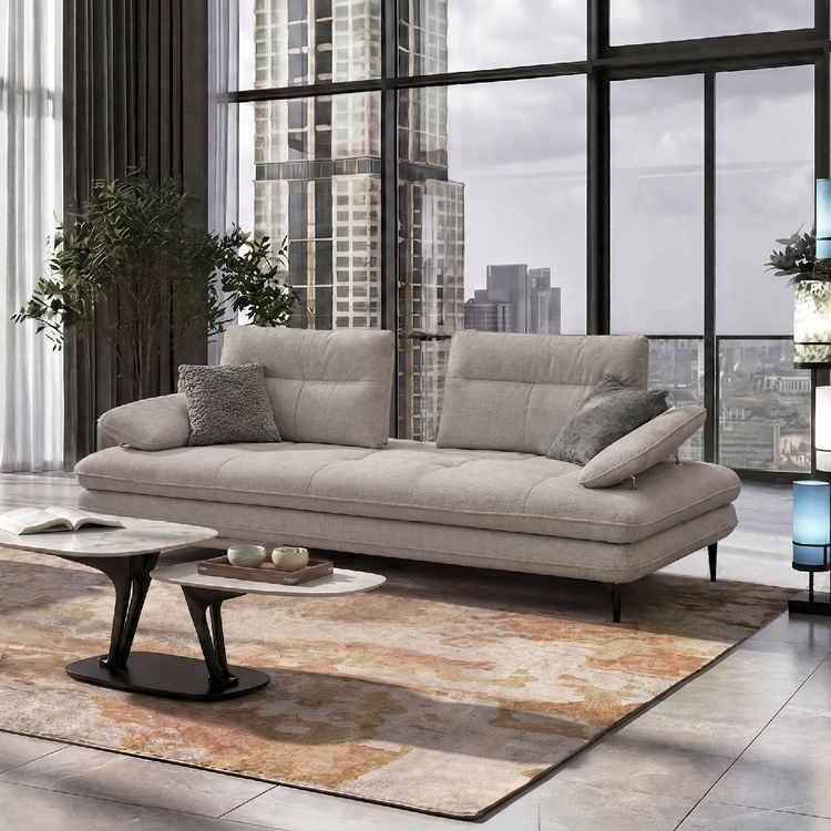 Un salon moderne avec un canap beige, un tapis vert avec un motif beige, une table basse en bois, une lampe sur pied   deux abat-jours color s et une grande fen tre donnant sur une vue sur l'eau.  Description g n r e par IA