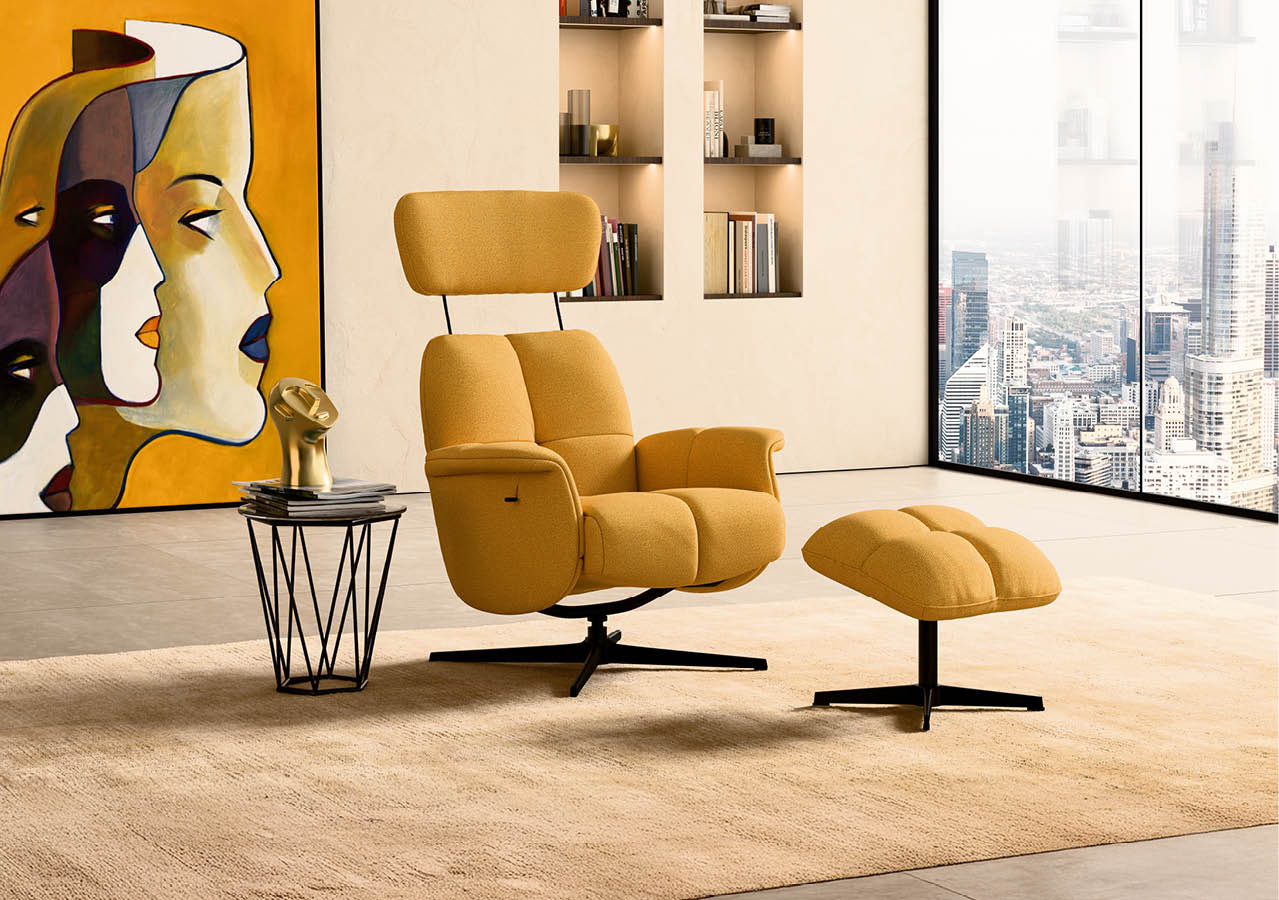 Fauteuil et repose-pieds jaunes modernes dans un salon lumineux avec une grande fen tre donnant sur une vue urbaine et une peinture color e accroch e au mur. Description g n r e par IA