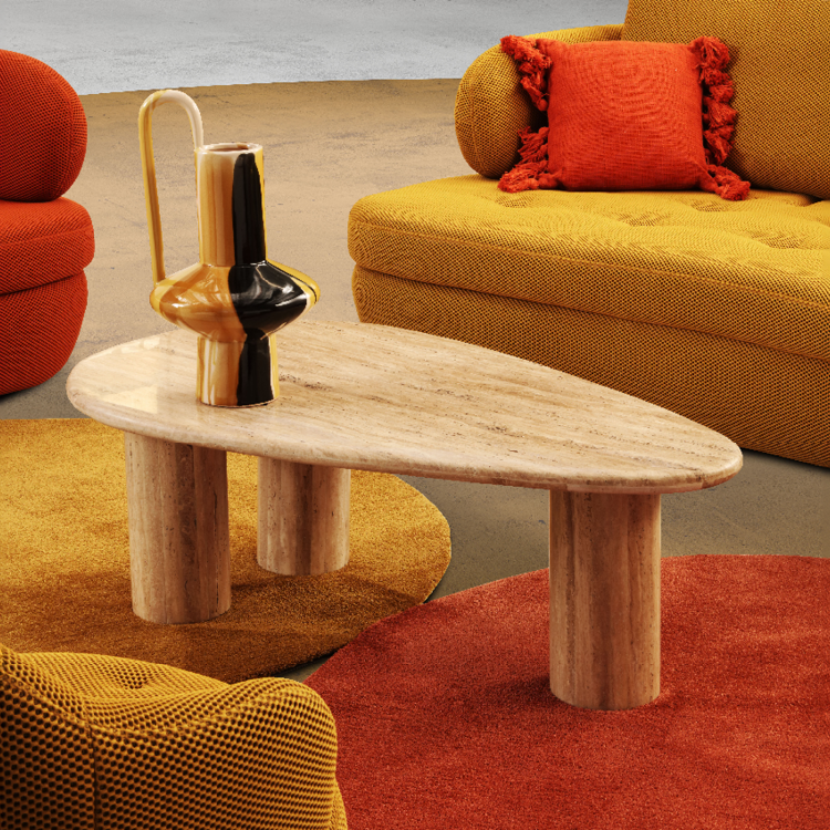 Un salon moderne avec un canap jaune moutarde, un coussin orange, une table basse en bois clair de forme organique et un vase d coratif bicolore pos  dessus.  Description g n r e par IA