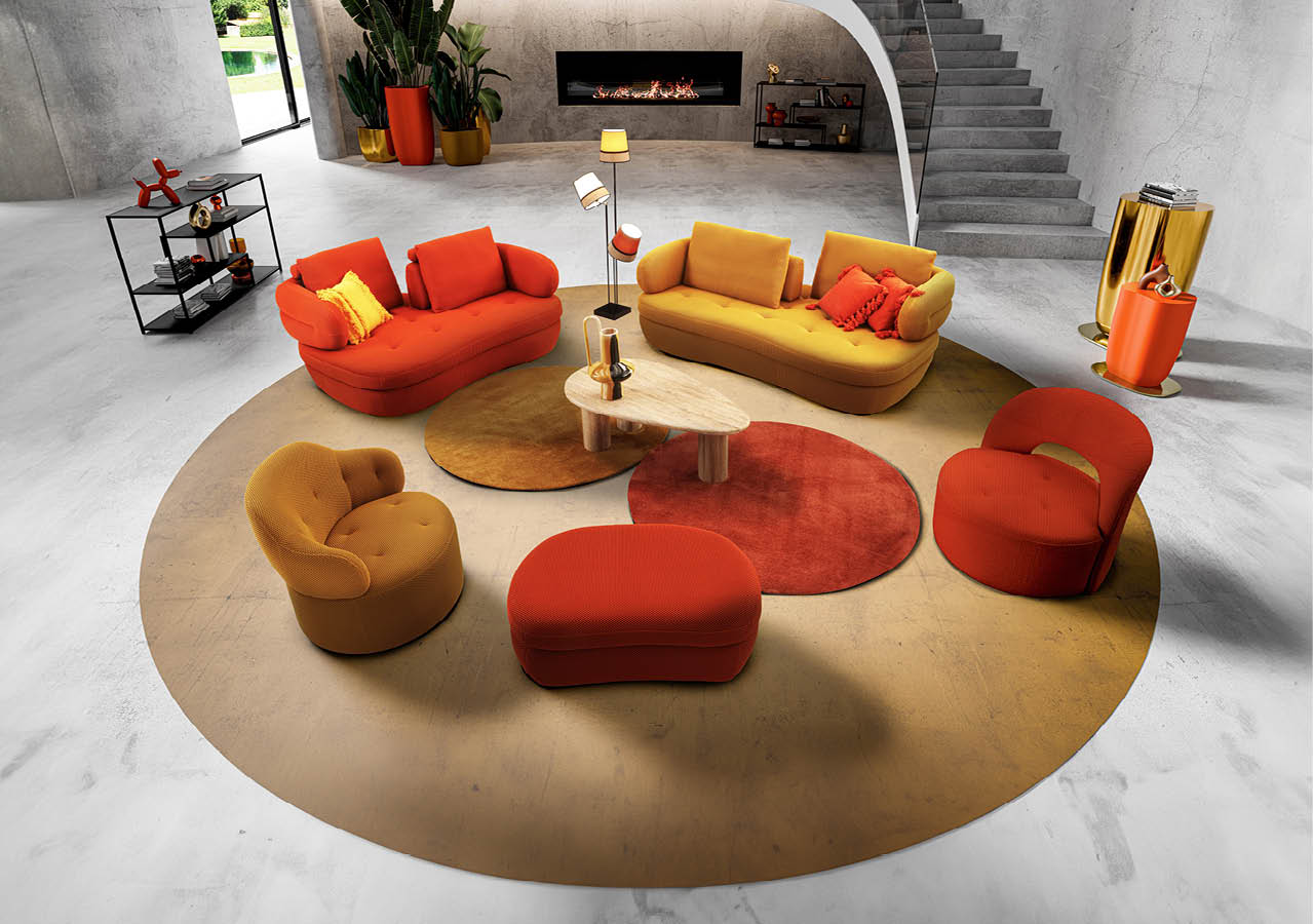 Un salon moderne avec un tapis rond beige et rouge entour de canap s et fauteuils aux tons orange et jaune avec une table basse en bois clair au centre.  Description g n r e par IA