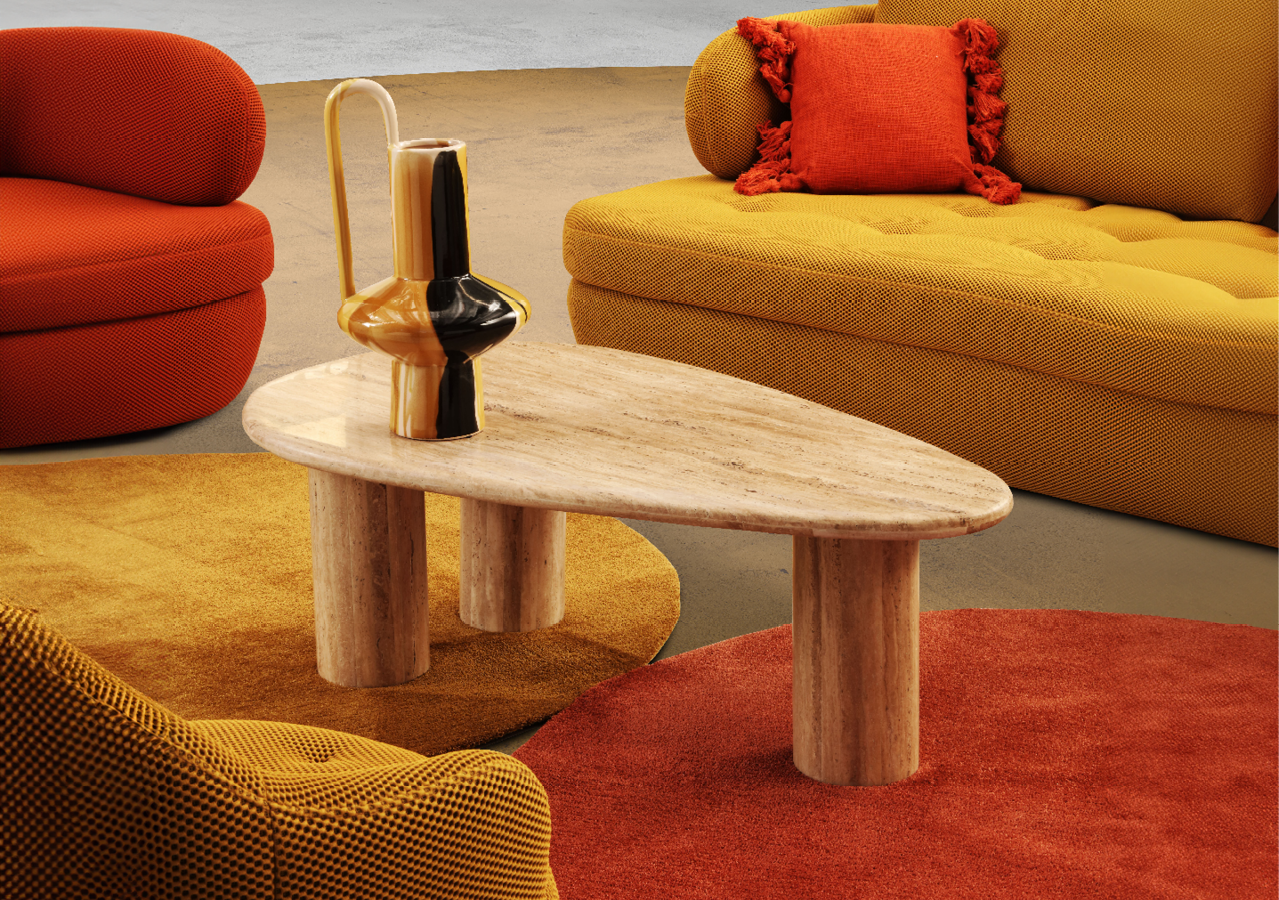 Un salon moderne avec un canap jaune, un fauteuil orange, une table basse en bois clair de forme organique et un vase d coratif bicolore pos  dessus.  Description g n r e par IA