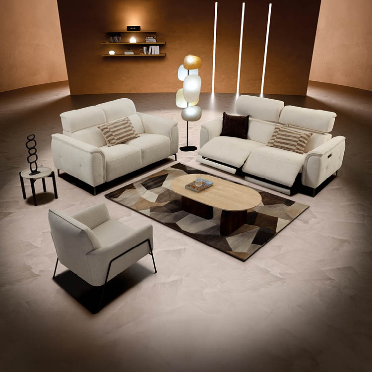 Un salon moderne avec deux canap s beige clair, un fauteuil assorti, une table basse en bois ovale sur un tapis g om trique et une lampe design au centre. Description g n r e par IA