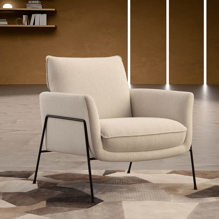 Fauteuil beige moderne avec structure m tallique noire pos sur un tapis aux motifs g om triques dans un int rieur au mur marron avec  tag res et  clairage indirect.  Description g n r e par IA