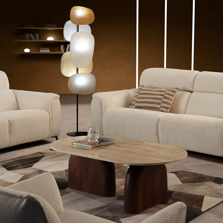 Salon moderne avec canap s beige, table basse en bois, lampe design  plusieurs abat-jours et  tag res murales d cor es.  Description g n r e par IA