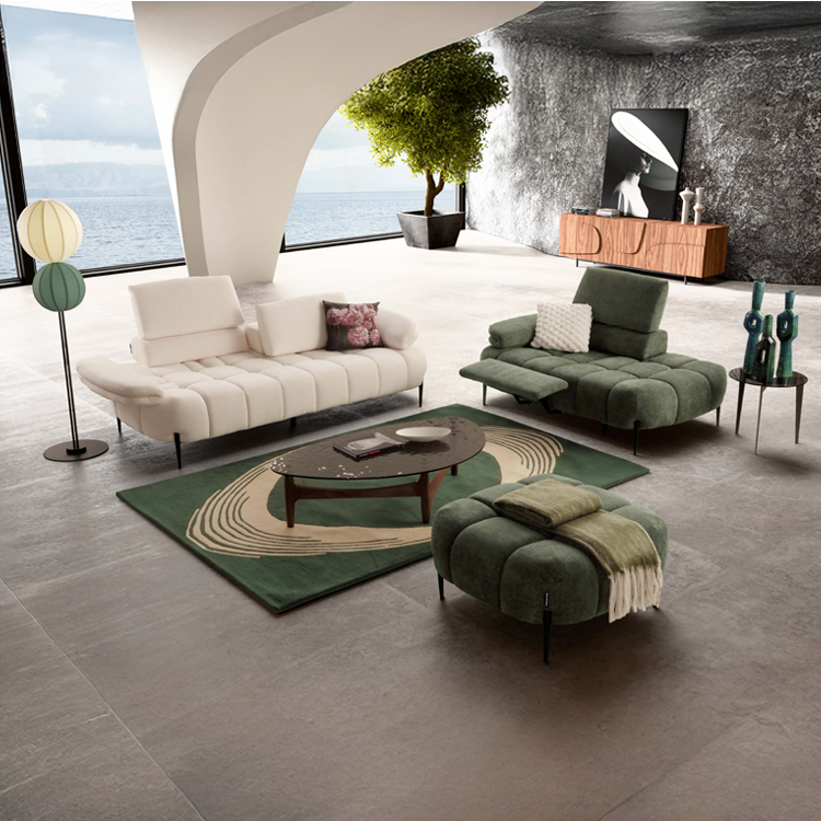 Un salon moderne avec un canap beige, un fauteuil vert, une table basse ovale, un tapis vert et une grande fen tre donnant sur une vue sur l'eau.  Description g n r e par IA