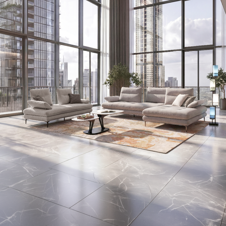 Un salon moderne avec un canap beige, un fauteuil vert, une table basse ovale, un tapis vert et une grande fen tre donnant sur une vue sur l'eau.  Description g n r e par IA