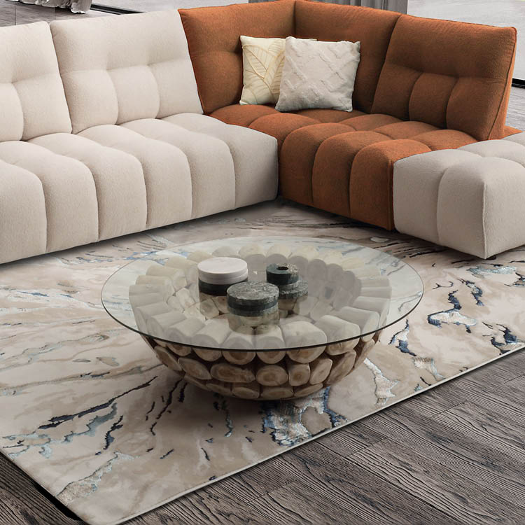 Un salon moderne avec un canap d'angle bicolore beige et marron, un tapis aux motifs abstraits et une table basse ronde en verre avec un socle en bois d cor .  Description g n r e par IA