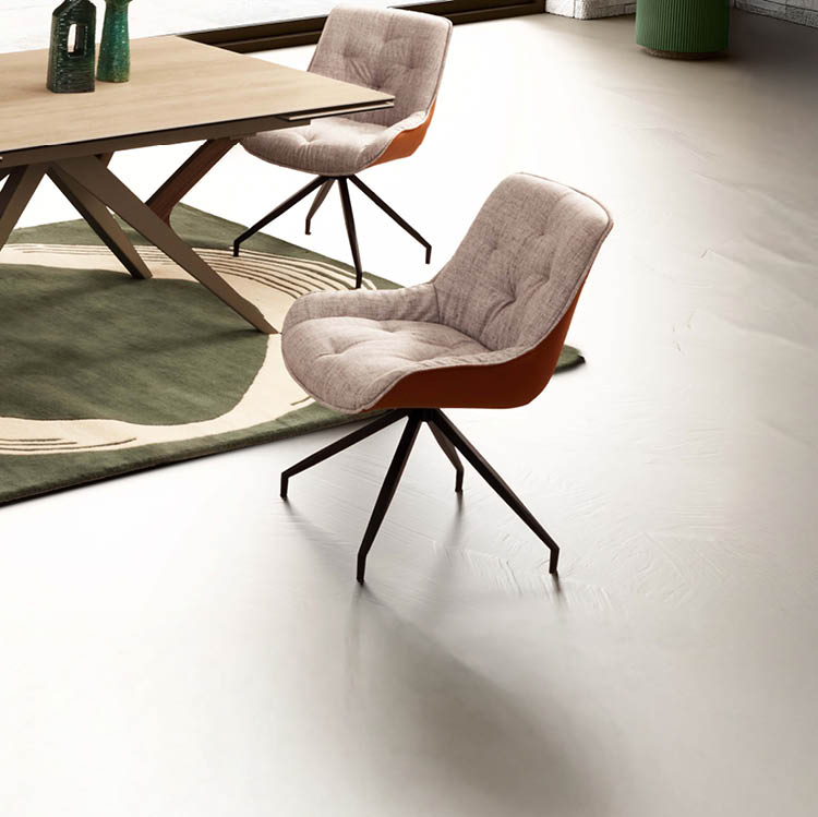 Deux chaises modernes rembourr es avec pieds en m tal noir sont plac es pr s d'une table en bois sur un tapis vert dans un espace int rieur lumineux. Description g n r e par IA