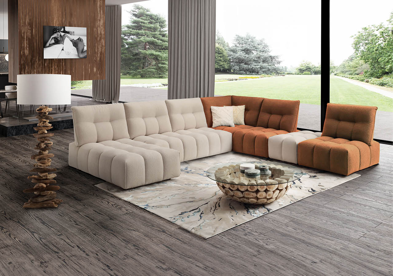 Un salon moderne avec un canap modulable beige et marron clair dispos  en forme de L autour d'une table basse ronde en verre sur un tapis clair avec un lampadaire en bois sculpt  et une grande baie vitr e donnant sur un jardin verdoyant.  Description g n r e par IA