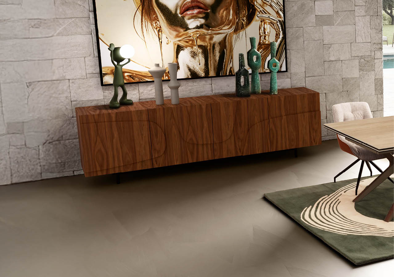 Un meuble en bois fonc avec des objets d coratifs et une grande peinture artistique repr sentant un visage dor  est plac  contre un mur en pierre dans une pi ce moderne.  Description g n r e par IA