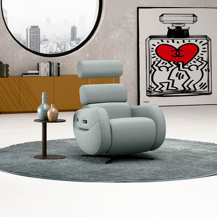 Fauteuil moderne gris clair avec appuie-t te plac sur un tapis rond gris dans un salon minimaliste avec une table basse, des vases d coratifs, une biblioth que basse et une grande  uvre d'art murale color e.  Description g n r e par IA