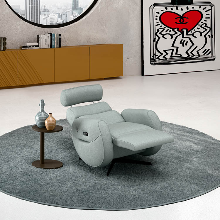 Fauteuil gris moderne avec appui-t te sur un tapis rond gris dans un int rieur minimaliste avec une table basse et une uvre d'art murale color e.  Description g n r e par IA