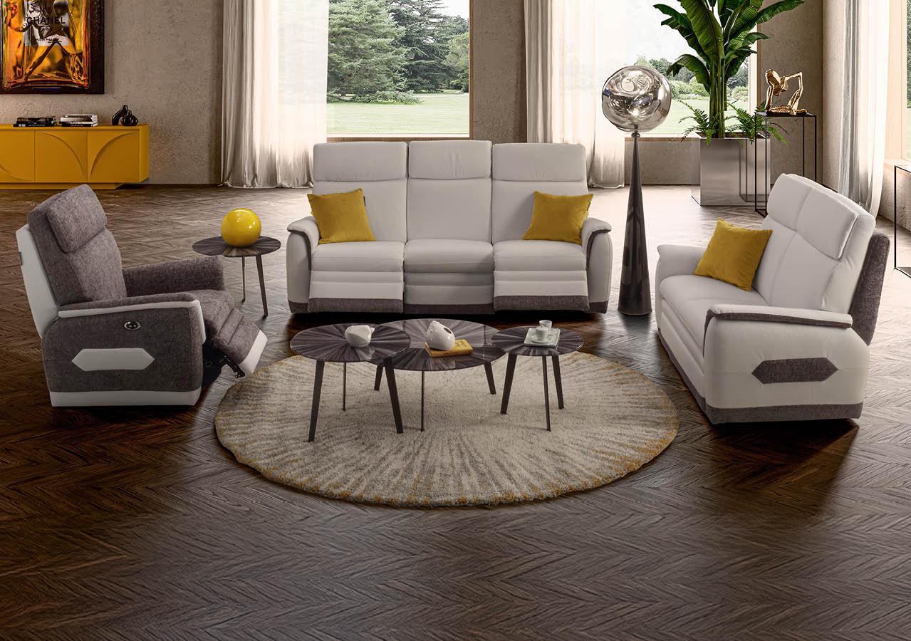 Salon moderne avec canap blanc, fauteuil gris, coussins jaunes, tables basses noires sur tapis rond beige, d cor minimaliste et grande fen tre donnant sur un jardin.  Description g n r e par IA