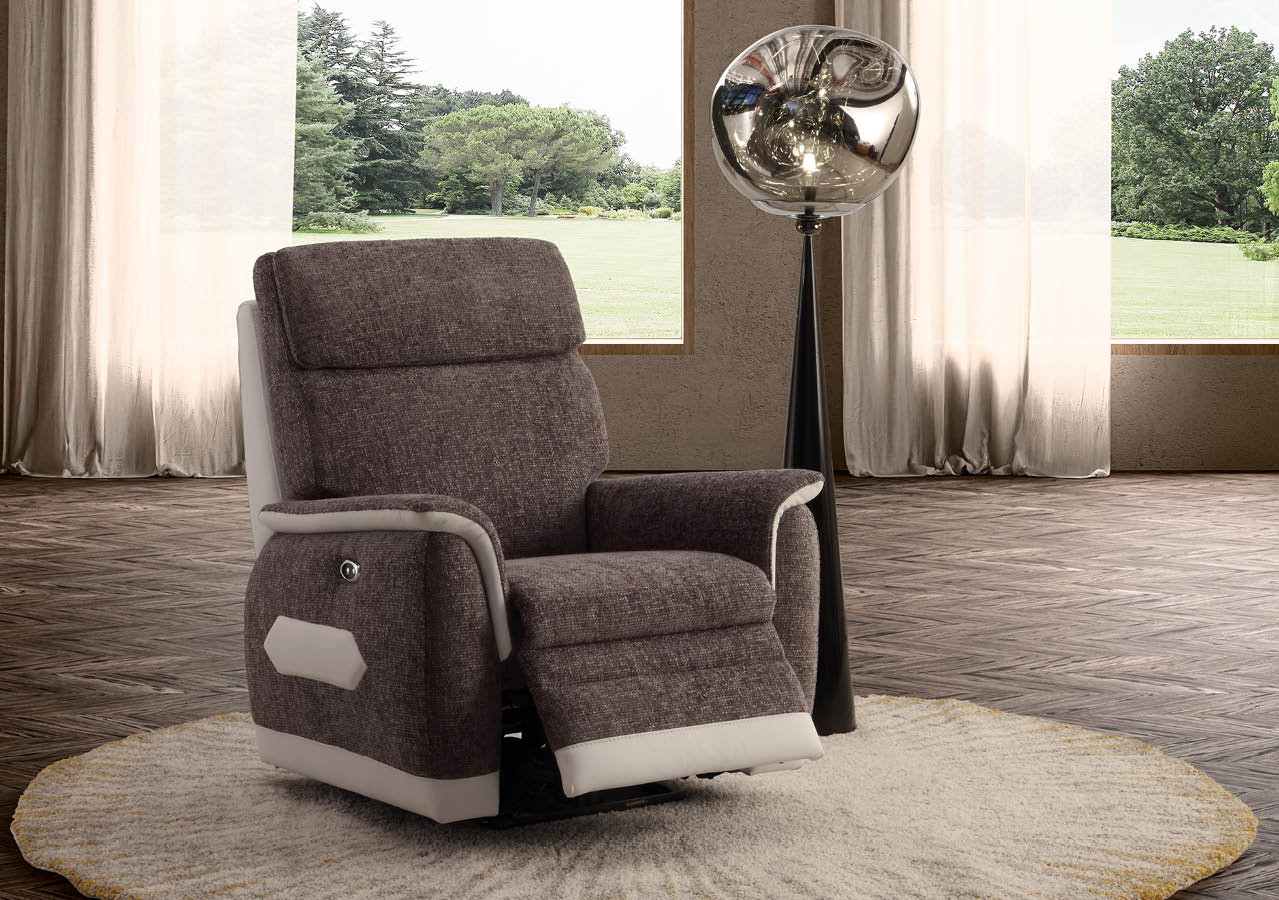 Fauteuil relax gris avec repose-pieds d ploy pos  sur un tapis rond clair dans une pi ce lumineuse avec de grandes fen tres et un lampadaire moderne   boule m tallique.  Description g n r e par IA