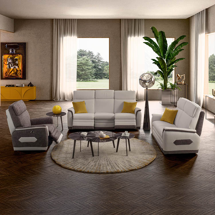 Un salon moderne avec un canap blanc, deux fauteuils, une table basse ronde, des coussins jaunes, une grande plante verte et une fen tre laissant entrer la lumi re naturelle.  Description g n r e par IA
