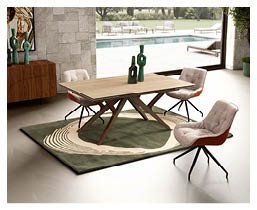 Une salle  manger moderne avec une table en bois clair, quatre chaises rembourr es sur un tapis vert et beige, et une grande baie vitr e donnant sur une piscine ext rieure.  Description g n r e par IA