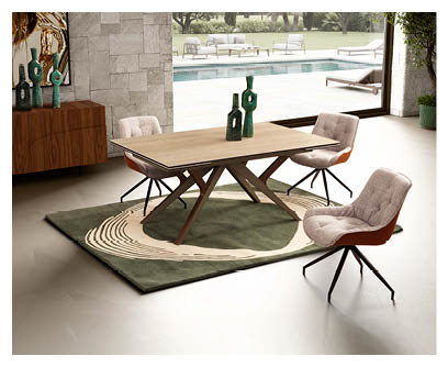Salle  manger moderne avec une table en bois clair entour e de quatre chaises rembourr es sur un tapis vert et beige, avec une grande baie vitr e donnant sur une piscine ext rieure.  Description g n r e par IA