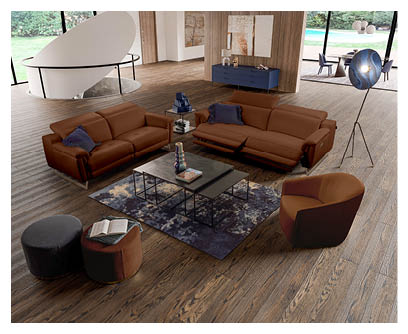 Un salon moderne avec deux canap s en cuir marron, un fauteuil assorti, une table basse noire sur un tapis bleu, deux poufs, une lampe sur pied et une grande baie vitr e donnant sur un jardin avec piscine. Description g n r e par IA