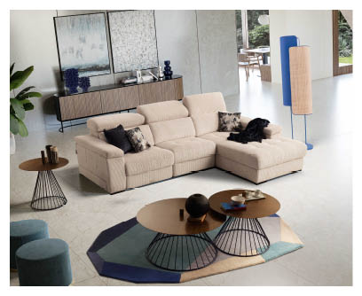 Canap d'angle beige avec coussins d coratifs et table basse en bois avec objets d coratifs dans un int rieur moderne.  Description g n r e par IA