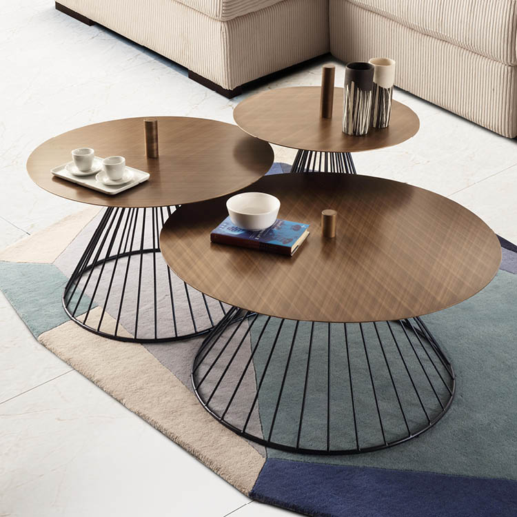 Trois tables basses rondes avec plateaux en bois et pieds en m tal noir sont dispos es sur un tapis color devant un canap  beige.  Description g n r e par IA