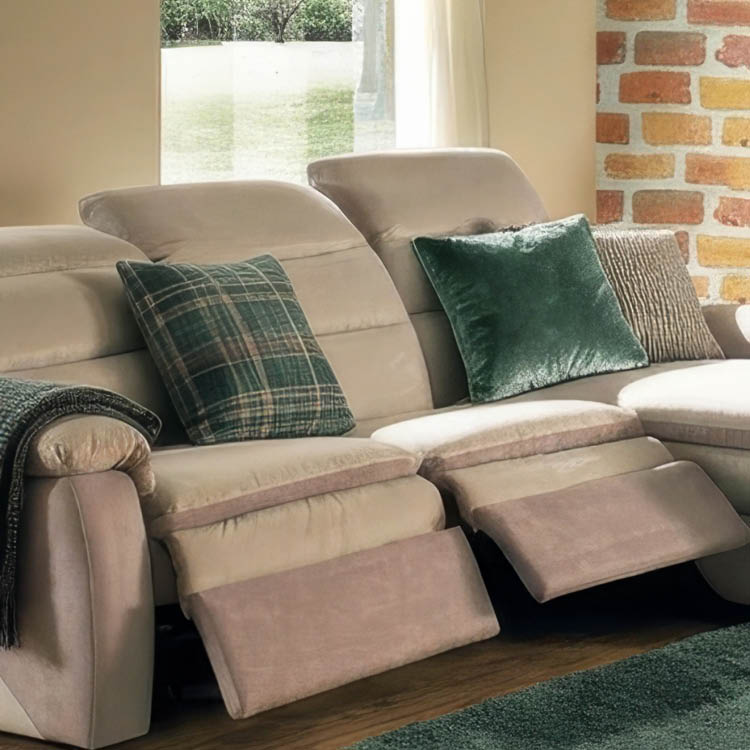Un canap beige avec des coussins verts   motifs est plac  devant une grande fen tre laissant entrer la lumi re naturelle dans une pi ce d cor e avec des rideaux clairs et une lampe verte.  Description g n r e par IA