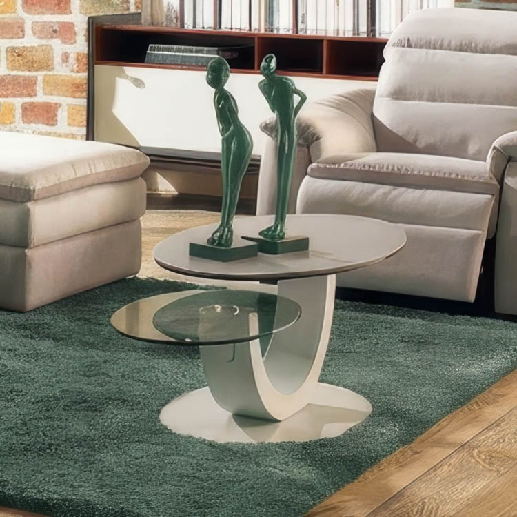 Deux sculptures rouges stylis es de personnes pench es sont pos es sur une table basse ovale moderne avec un plateau en verre dans un salon avec un tapis rouge et un canap beige.  Description g n r e par IA